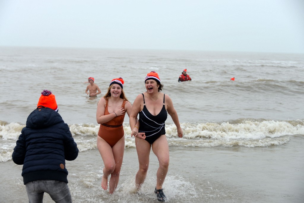 ../Images/Nieuwjaarsduik Noordwijk 2020 116.jpg